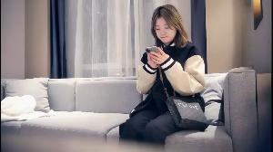 探花棒球服短发萌妹子啪啪，脱掉衣服花臂纹身看不出社会人，腰细胸大侧入妹子被操哭了