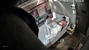 韵味御姐趴在床上等着男友啪，男友磨磨唧唧地准备了很久，居然不给力 几分钟就缴枪了 失望啊
