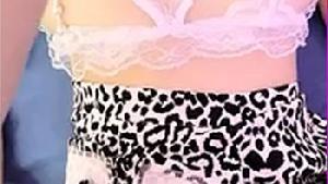 小情侣居家自拍，肤白貌美胸又大，无套啪啪