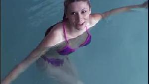 可爱的苗条年轻游泳运动员在泳池边被狠操菊花