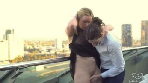 参观男同学新买的公寓，从阳台上开始做爱