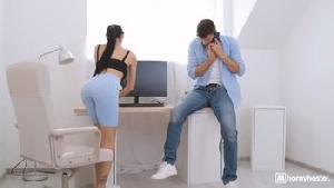 刚做完瑜伽的少妇急需发泄性欲，赶去办公室的找丈夫做爱