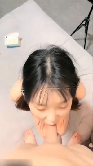 绝对是个资深小母狗开播服侍主人，骚话对白，口交深喉，后入白浆