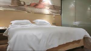 重金忽悠足疗小姐姐，漂亮大长腿，相约酒店啪啪，美乳翘臀，骚浪可人真尤物
