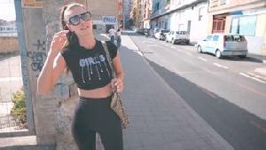 在街上搭讪了一个辣妹，然后痛快地干了一炮