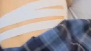 妹妹让我带她去商场买JK制服，妹妹穿上JK后让我控制不住自己，逛街回来后正好爸妈不在家，