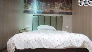 勾搭春心萌动的按摩女技师买钟外出约啪