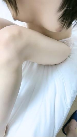 高颜萝莉美眉_啊要喷了_这么容易喷_最近逼逼太敏感了_身材苗条无毛鲍鱼粉嫩_被大哥无套输出_边操边喷_内射